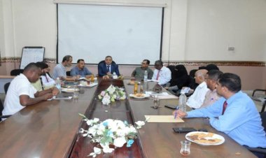 رئيس جامعة عدن يترأس اجتماعاً للجنة الاعتماد الأكاديمي بكلية العلوم الإدارية