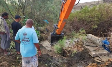 فرق الصيانة بمؤسسة مياه عدن تعمل على إصلاح كسر في خط مياه مديرية خورمكسر