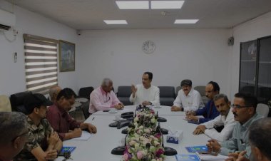 باعوم يطّلع على طبيعة عمل شركة المصافي في العاصمة عدن