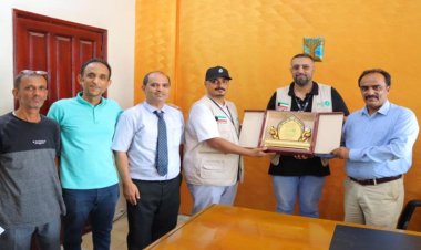 مدير عام خور مكسر يكرّم جمعية العون المباشر الكويتية تقديرًا لجهودها التنموية في المديرية