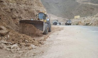 مؤسسة الطرق والجسور بالمهرة تزيل مخلفات الأمطار على امتداد الطريق الدولي نشطون – الأنفاق