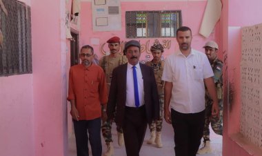 رئيس تنفيذية انتقالي شبوة يتفقد عملية تركيب منظومة الطاقة الشمسية المقدمة لمدرسة أروى للتعليم الأساسي بعتق