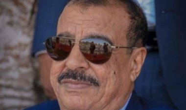 اللواء بن بريك يُعزّي في وفاة الأستاذ محمد شايف العلوي( عقيب )