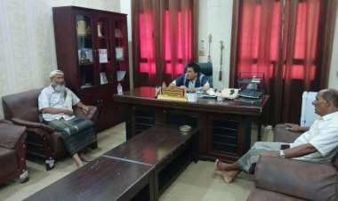 انتقالي قشن يناقش مع السلطة المحلية تنظيم عمل المنظمات بالمديرية