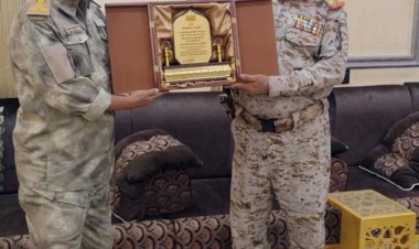 تكريم العميد الركن الخضر مزمبر من قبل العميد أنور السعدي في العاصمة عدن