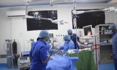 هيئة مستشفى شبوة العام تجري عملية معقدة لشاب أصيب بقطع في الحلق