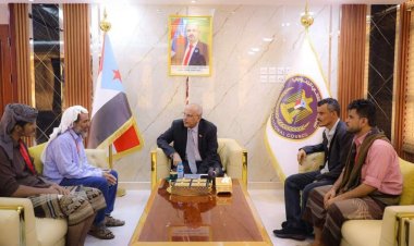 الكثيري يلتقي والد الشهيد البطل علي الصمدي