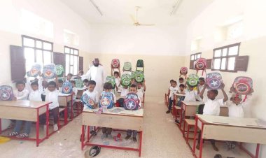 انتقالي ثمود يوزع حقائب مدرسية لطلاب الصف الأول بالمديرية