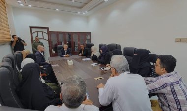 اجتماع يناقش سير العمل في مكتب وزارة الصناعة والتجارة بعدن