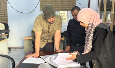 وكيل العاصمة عدن السقاف يتفقد سير العمل في مكتب الصناعة والتجارة ويشيد بمستوى الأداء