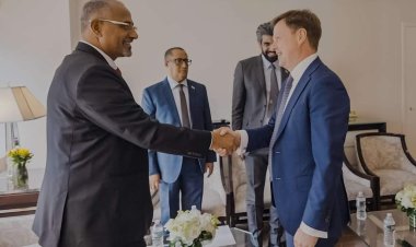 الرئيس الزُبيدي يبحث مع مدير دائرة الشرق الأوسط وشمال أفريقيا بالخارجية البريطانية مستجدات الأوضاع السياسية والإنسانية في بلادنا