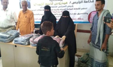 انتقالي أبين يوزع الحقيبة المدرسية على ذوي الاحتياجات الخاصة بخنفر