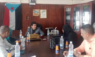 مأمور البريقة يشهد عملية الاستلام والتسليم بين مدير إدارة التربية بالمديرية السابق والحالي