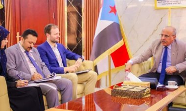 القائم بأعمال رئيس المجلس يستقبل وفداً من المعهد الأوروبي للسلام