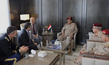 وزير الدفاع يناقش مع السفير الأمريكي مستجدات الأوضاع في اليمن