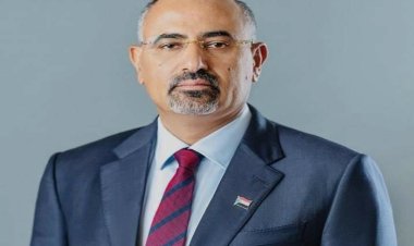 الرئيس الزُبيدي يُعزِّي في وفاة الشاعر القدير محمد سالم باهيصمي