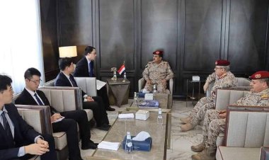 وزير الدفاع يلتقي القائم بالأعمال الصيني والملحق العسكري الياباني