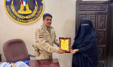 رئيس تنفيذية انتقالي حضرموت يكرّم المناضلة رقية أحمد بادبيس نظير جهودها في خدمة القضية