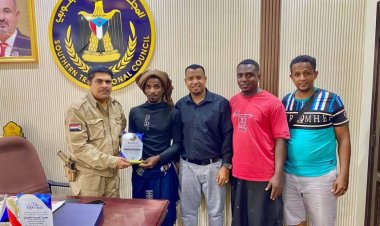 رئيس تنفيذية انتقالي حضرموت يشيد بمبادرة "خصارك علينا" لعدد من صيادي المكلا