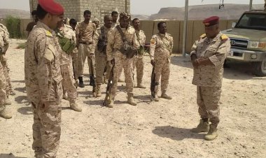 قائد لواء الريان بالمنطقة العسكرية الثانية يقوم بزيارة تفقدية لمعسكر يبعث البوابة الغربية لحضرموت