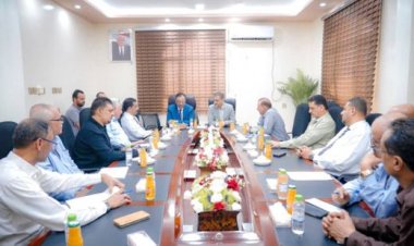 محافظ عدن يتفقد مصلحة الجمارك ويطلع على خطط العمل