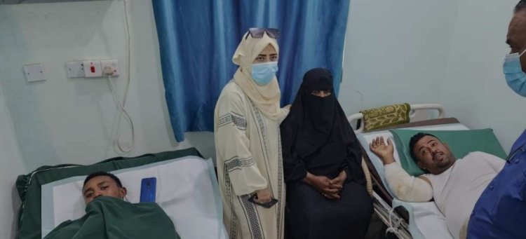 المحامية نيران سوقي تتفقد جرحى انفجار محطة الغاز بالمنصورة