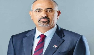 الرئيس الزُبيدي يُعزَّي في وفاة المناضل العميد طيار منصر صالح العمراني.