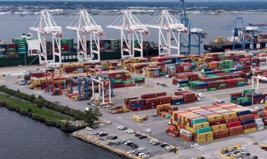 إضراب عمال الموانئ بالولايات المتحدة يعطل نصف حركة الشحن البحري