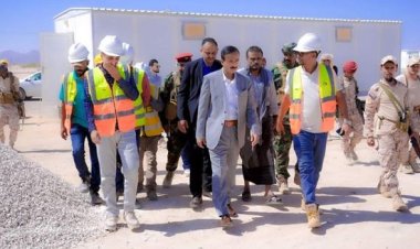 محافظ شبوة يتفقد مشروع المحطة الشمسية الممولة من الإمارات