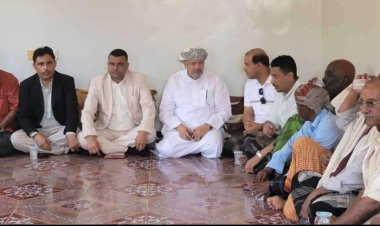 بن عفرار يؤدي واجب العزاء في وفاة الشخصية الاجتماعية مبارك بن آدم