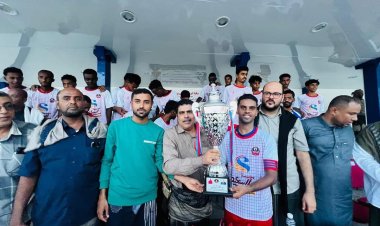 رئيس تنفيذية انتقالي حضرموت يسلّم كأس دوري الفقيد الكابتن خالد بن بريك لكرة القدم لفريق نسر 40 شقة بالمكلا