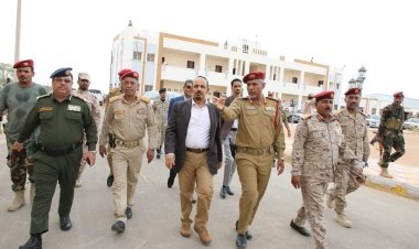 محافظ حضرموت وقائد المنطقة العسكرية الثانية يُدشّنان الدورة الأولى لإعداد وتأهيل قادة السرايا بالمنطقة الثانية