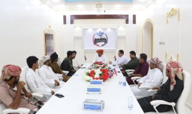 رئيس اتحاد شباب الغد في المهرة يناقش سبل تنفيذ البرامج الشبابية والخدمية مع فرع الاتحاد في حوف