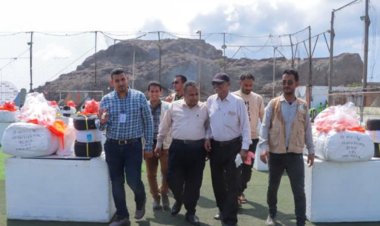 رئيس هيئة مصائد خليج عدن يدشن توزيع معدات اصطياد لصيادي عدن