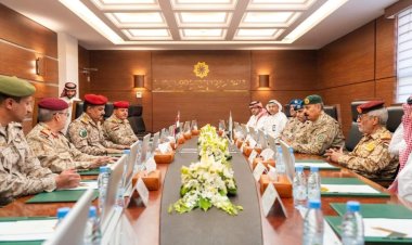 وزير الدفاع يبحث مع أمين التحالف الإسلامي العسكري لمحاربة الإرهاب تعزيز التعاون المشترك