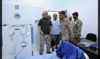 قائد المنطقة العسكرية الثانية يتفقد المستشفى العسكري بالمكلا ويؤكد على تطوير الخدمات الطبية