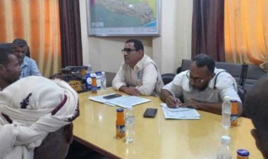 مدير عام مديرية غيل باوزير يناقش مكون التشجير لأولويات المجتمع