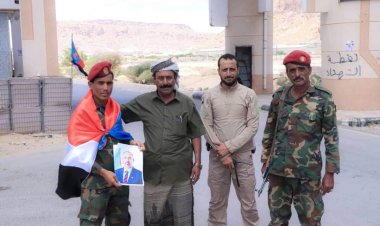 انتقالي شبوة يجدد رفع أعلام الجنوب في مدينة عتق احتفالاً بذكرى ثورة 14 أكتوبر