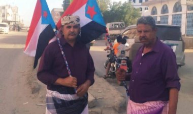 نائب رئيس تنفيذية انتقالي أبين يشرف على رفع الأعلام في شوارع مدينة جعار بمديرية خنفر