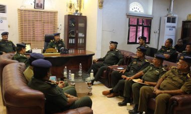 وكيل وزارة الداخلية يناقش مع مدير الأمن والشرطة بساحل حضرموت مستوى سير العمل في فروع المصالح الأمنية