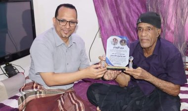 انتقالي حضرموت يكرم الهامة الفنية والملحن القدير حسن صالح باحشوان بمديرية تريم