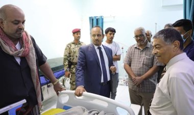 محافظ حضرموت يطمئن على الوضع الصحي لمدير الثقافة الأسبق الأستاذ صالح باعامر ونائب الرئيس الأسبق لهيئة المساحة الجيولوجية الأستاذ علي بن شملان