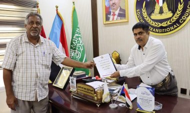 رئيس تنفيذية انتقالي حضرموت يتسلم التقرير النهائي للجنة التواصل لتحقيق مطالب حضرموت