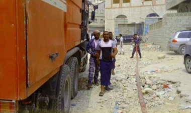 الدفاع المدني يخمد حريق نشب في منزل بمنطقة جول الشفاء- بمديرية المكلا