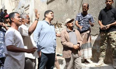 محافظ حضرموت يتفقد الانهيار الجزئي لمنزل بالمكلا ويوجه بسرعة تأمين الموقع واخلاء القاطنين جواره