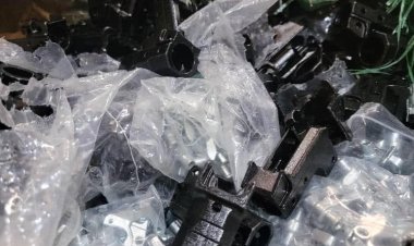 الجمارك تضبط قطع سلاح في منفذ شحن