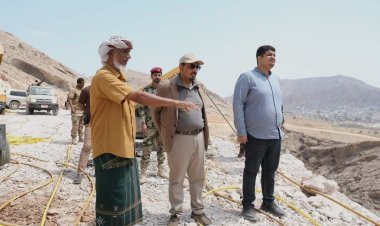 محافظ حضرموت يطلع على أعمال الانجاز بمشروع طريق "الدائري وسط" وكاسر الأمواج بكورنيش المحضار