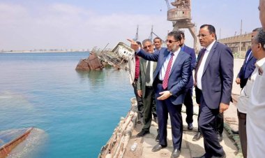 رئيس الوزراء يتفقد سير العمل الجاري في إعادة تأهيل ميناء الاصطياد السمكي