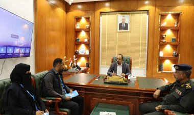محافظ حضرموت يناقش عمل فرع مصلحة الهجرة والجوازات وخطة تطوير تسجيل اللاجئين