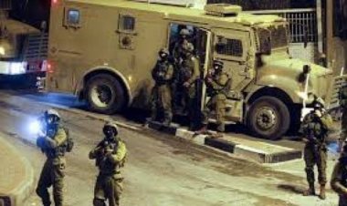 قوات الاحتلال تداهم منازل المواطنين بالخليل